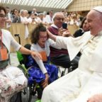 Papa Francesco: matrimonio ed ordine sacro manifestano l’amore di Dio