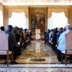 Papa Francesco: non disgiungere preghiera e carità