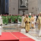 Papa Francesco invita ad adorare Dio