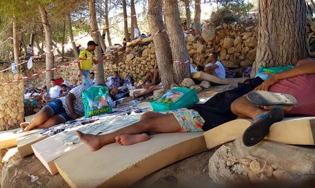 Migranti Hotspot Lampedusa