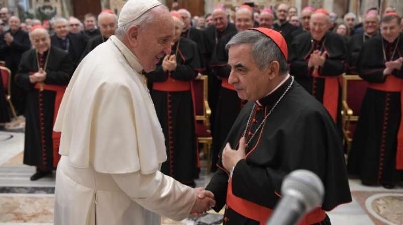 Papa Francesco saluta il Cardinale Becciu